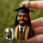 Kişiye özel mezuniyet 3D anahtarlık – fotoğrafından yapılan mezun figürü hediyesi - 8CM (3,15 inç) - Görsel 2